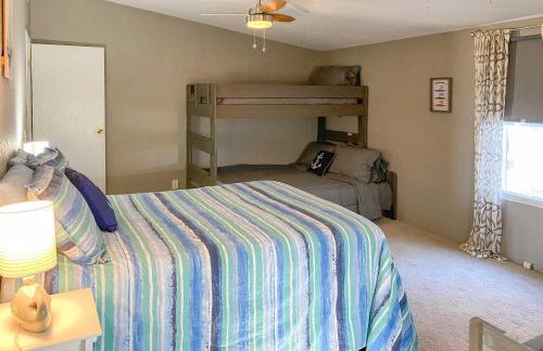 Lakefront Retreat with Pier, Bar Hut and Fireplace! - Foto 22