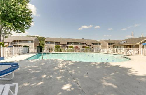 Lake & Pool Access: Lazy Days Condo w/ Balcony! - Foto 25