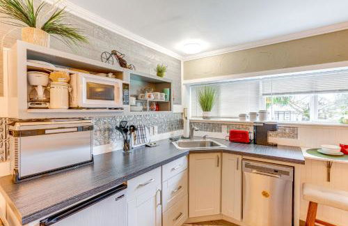 Charming Updated Retreat Walk to Lake Stevens! - Foto 6