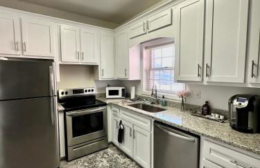 Private Suite in Upscale Neighborhood - Foto 41