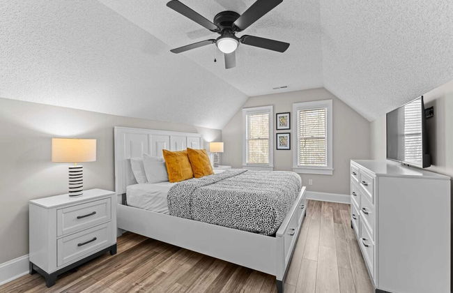 Winding Down by Avantstay Sleeps 20 + Dock, View - Photo 37