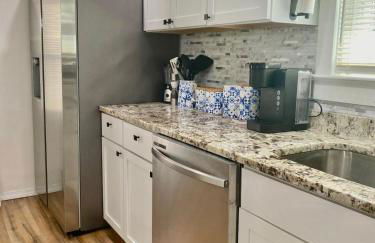 Spacious 4BR home w 2BA, a workspace & king bed! - Foto 16