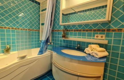 Bright room with private bathroom and market square view - Foto 5