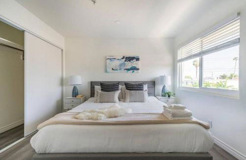 Modern 2BR Condo with King Bed & Balcony near LA - Foto 36