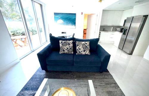 Beachfront Bentley Hotel One Bedroom Suite with Balcony and Beach access - Foto 40