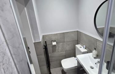 Easy access to manchester airport &city centre - Photo 11