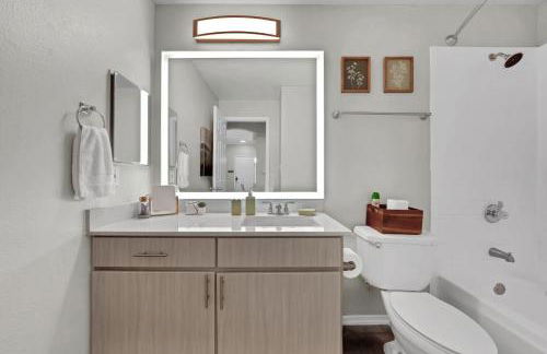 Sapphire 1BD Loft - Pool, Gym & Free Parking! - Photo 5