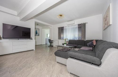 VILLA NINA MALINSKA 150m FROM THE BEACH, SWIMMING POOL - Foto 30