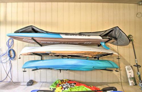 Lakefront Retreat with Dock and Game Room and Deck - Foto 4