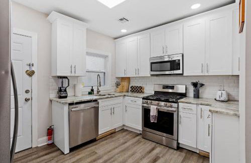 Beautifully Renovated 6BR 2BA 2 Blocks to Beach - Foto 32