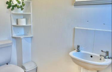 Big 6 Beds Home, Free Private Parking, TV, Garden - Foto 25