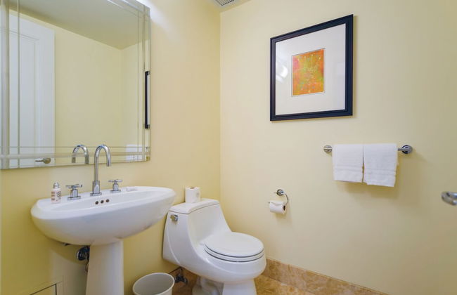 Luxury Condos at Four Seasons - Foto 27