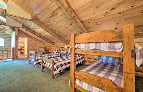 The Red Pine Cabin with Private Pond and Dock! - Foto 18