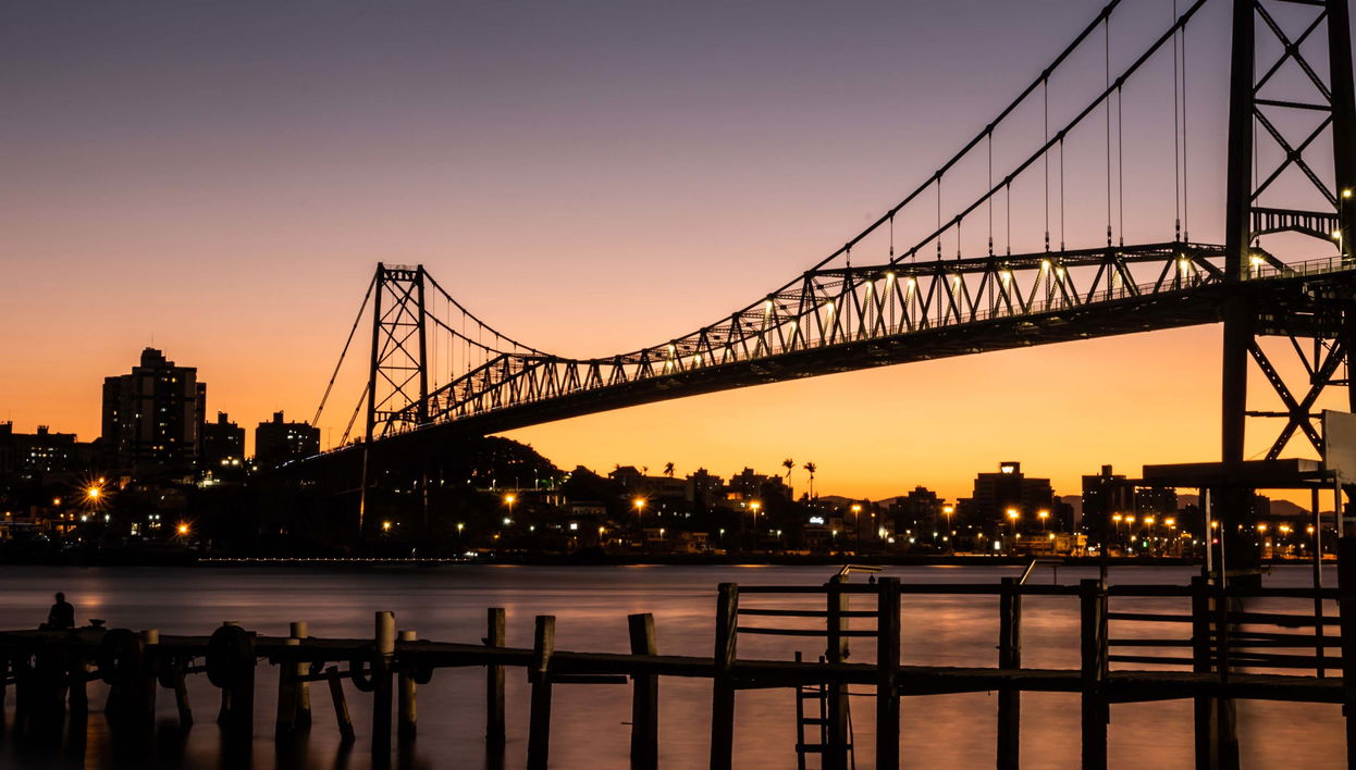 Ônibus turístico por Florianópolis ao entardecer