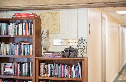 2BR Beachside Retreat with Pool - Foto 33