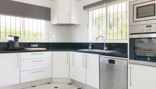 Villa with a big garden and heated pool - Photo 4