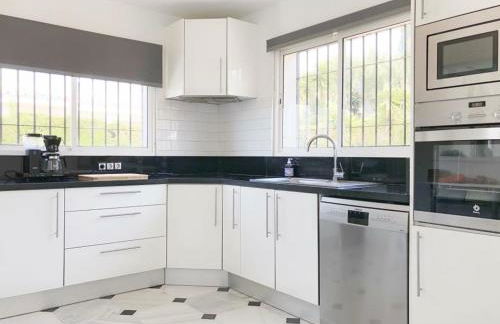 Villa with a big garden and heated pool - Photo 4