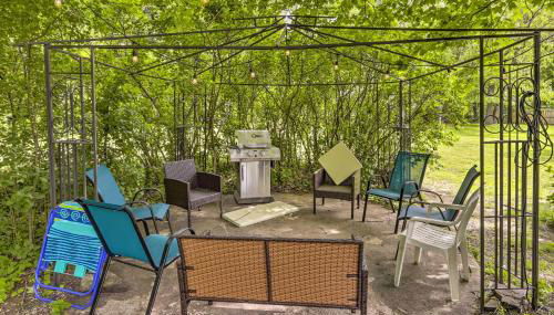 Granby Getaway in the Woods with Spacious Yard! - Foto 3