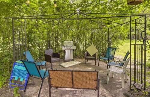 Granby Getaway in the Woods with Spacious Yard! - Foto 3