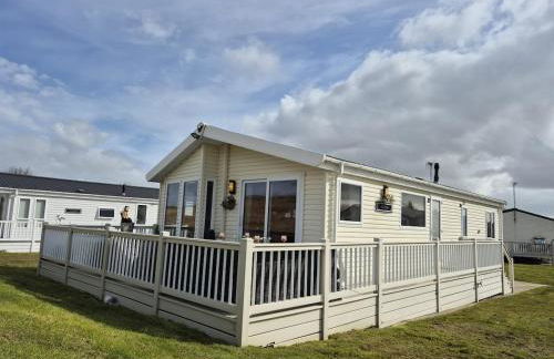 The Blue Lagoon 2 bedroom lodge with hot tub - Foto 36