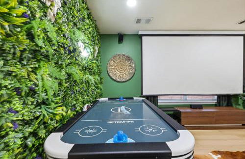 4BR w Pool Cinema Room, Mini Golf & EV - Photo 14