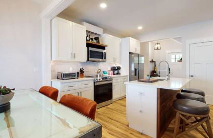 Historic 2BR 1BA with King bed-Fast Wi-Fi 75 OLED TV - Foto 6