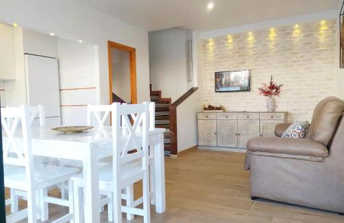 Gran adosado de esquina muy cerca de la playa en la Antilla - Foto 4