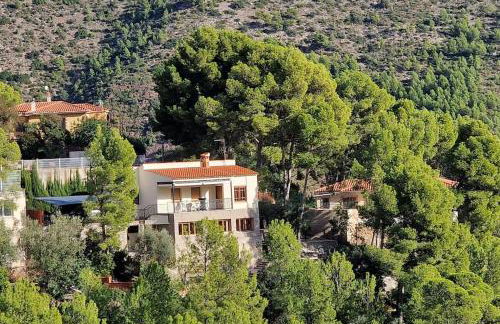 casa y piscina en un parque natural - Photo 45