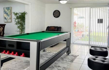 Blisscapade Pool Movie Theater Games Backyard - Foto 13