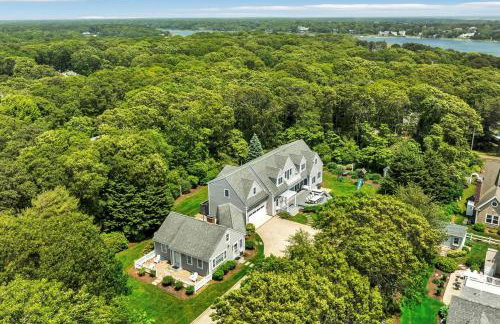 Stay 1 Block from Ocean at 7-Bed Retreat with Yard, Deck and Game Room, Host Up to 22 Across 16 Beds, Gas Fireplace, Gas Grill, Ample Parking, Walk to Menauhant Beach, Perfect for Family Getaway, 24 Hr Hospitality - Foto 50