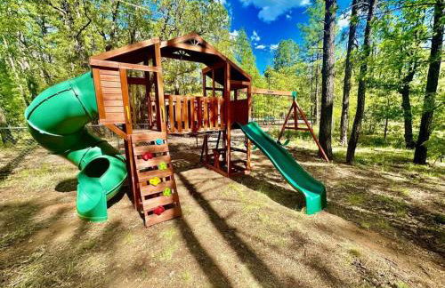 Charming Log Cabin in Tall Pines with Fire Pit Near Trails & Lake - Foto 18