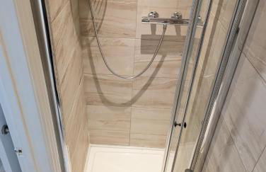 Swan Lake Lodge & free parking - Foto 8