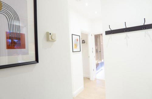 A beautiful Two Bedroom Flat with Garden & Parking - Photo 4