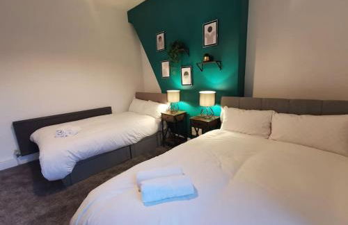 Spacious & comfy 4 bed house, 6 Beds, Free Private Parking & Wifi - Foto 16