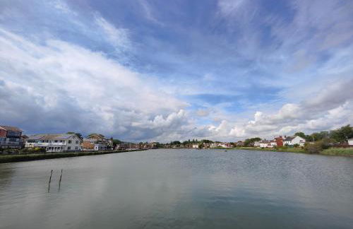 Frankland - Emsworth Harbour 3 Bedroom House - Photo 2