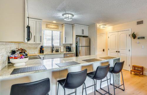 Lake & Pool Access: Lazy Days Condo w/ Balcony! - Foto 3