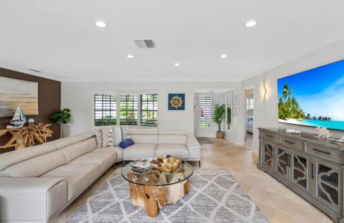 Tropical Villa Retreat with Private Pool & Peaceful Backyard - Stylish Escape in a Tranquil Residential Area - Foto 10