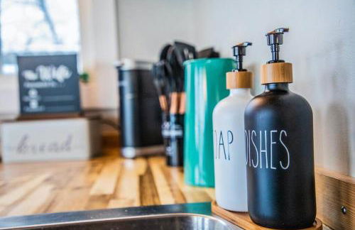 Cozy 3B with Yard 2 min to Downtown - Photo 4