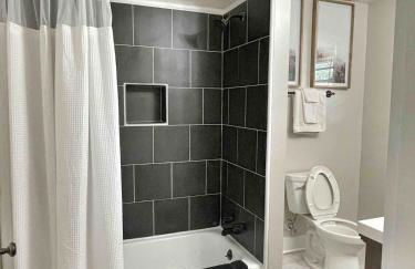 Decatur Home - Chic Comfort Family & Fun - Photo 17