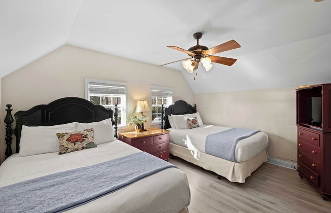 Bear Creek Lodge by Avantstay Lakefront + Dock - Photo 7