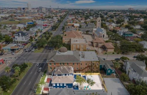 Cozy Home Near Downtown with a Pool and Fire Pit - Foto 42