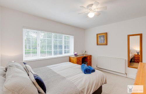 Silver Stag Properties Large 4 bed Property - Photo 5