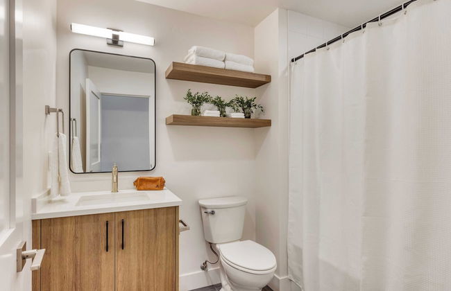 Sleeps 40! 8 Modern Units/20 Bdrs w/ Deck+hot Tub, 10mins to Downtown & Old Bend - Photo 42