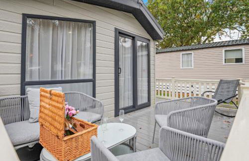 Astoria Lodge Smart Modern 2-Bedroom Holiday Lodge Milford on Sea - Photo 11