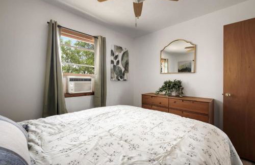 Cozy cabin w hot tub fire pit & ski access - Foto 23