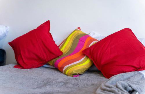 Luxury 2 Bedroom Apartment with Free Parking Opposite Queen Elizabeth Hospital - Photo 31