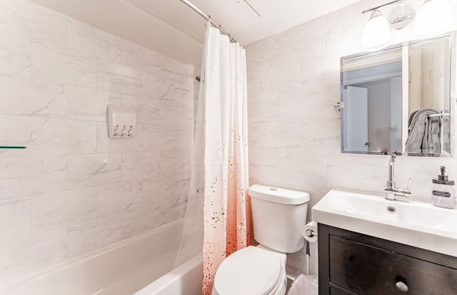 Chic 2BR Near Triangle With King Beds Fast Wifi - Foto 12