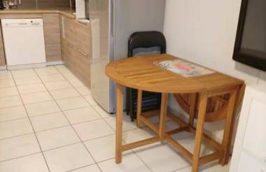 LE BLEU CAMARGUE - T3 EN DUPLEX CLASSÉ 3 ETOILES - CLIM - ARRIVÉE AUTONOME - Piscine privative à la résidence - Parking Gratuit - Wifi FIBRE - Animaux acceptés - Idéale Famille couple télétravail - Foto 15