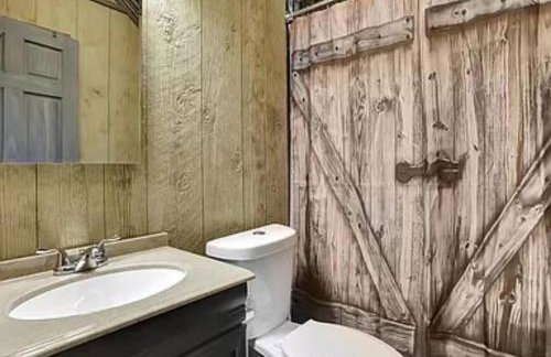 Rustic Barn Retreat w Hot Tub Game Room & FirePit - Foto 14