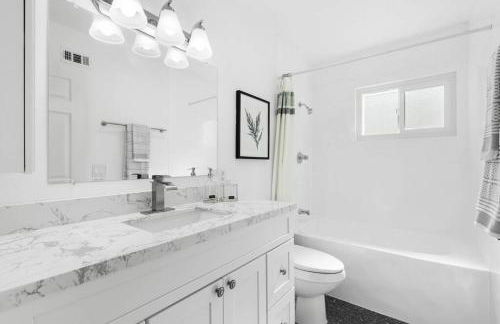 Modern 4 King Beds, Beautiful Large Backyard, Golf, WFH, Long Stays, WI-FI, FWY, 25 mins to Beach - Photo 24